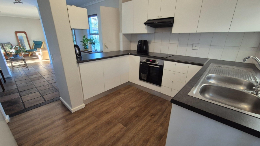 To Let 3 Bedroom Property for Rent in Loevenstein Western Cape